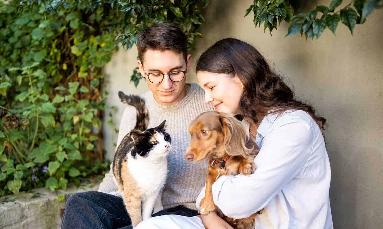 Familia feliz con sus mascotas